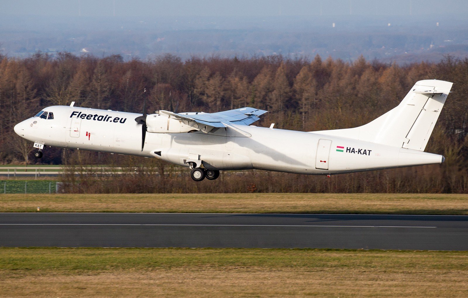 ATR 72-202 LARGE CARGO DOOR